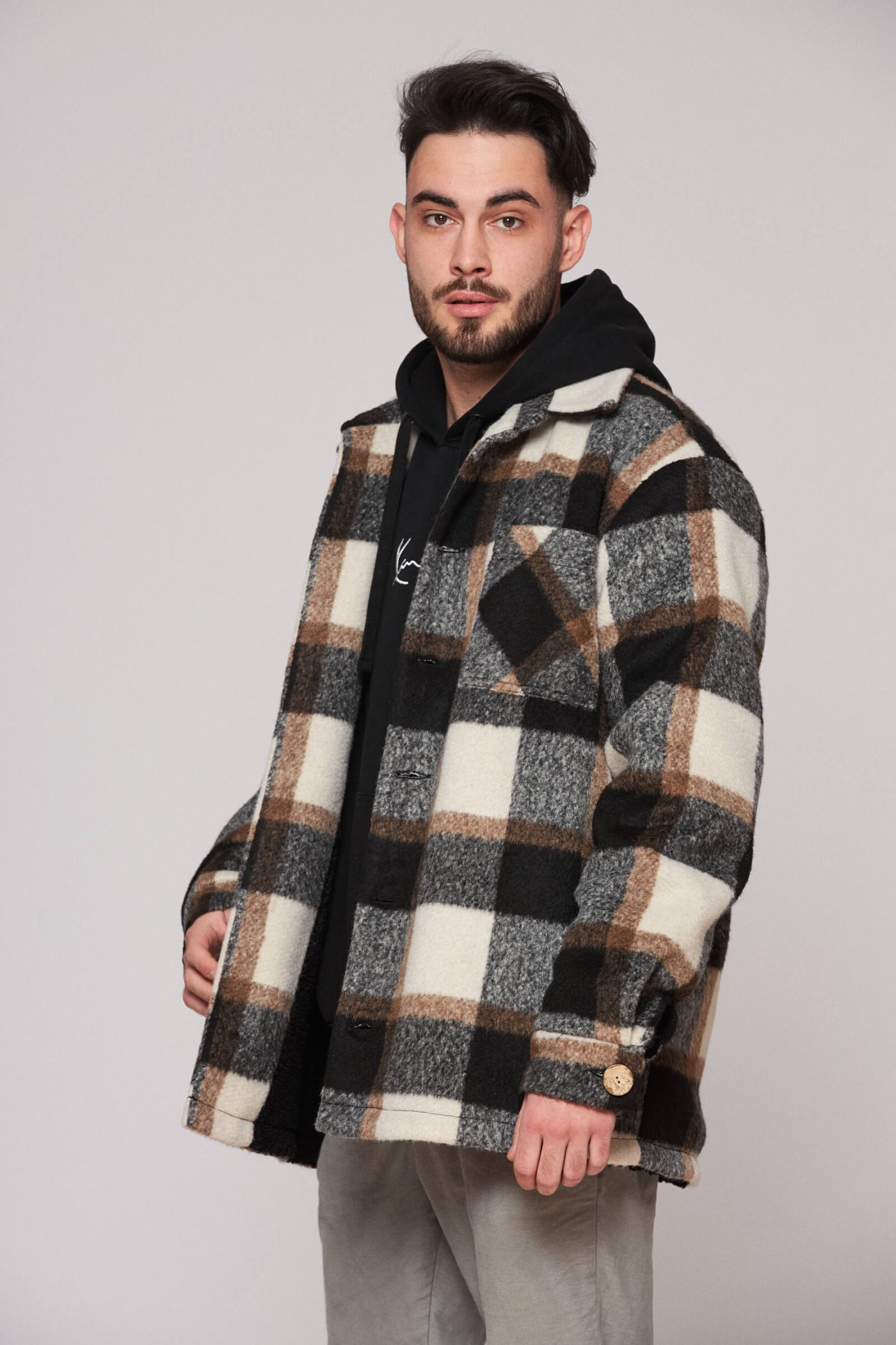 This season we decided to take things even more wild with our men aesthetics going full lumberjack. You can almost smell the crispy cold wind and hear the fire in tha back of a wooden cabin, can't you? Nothing says manly better than a well suited plaid jacket. Bring on the hunting!