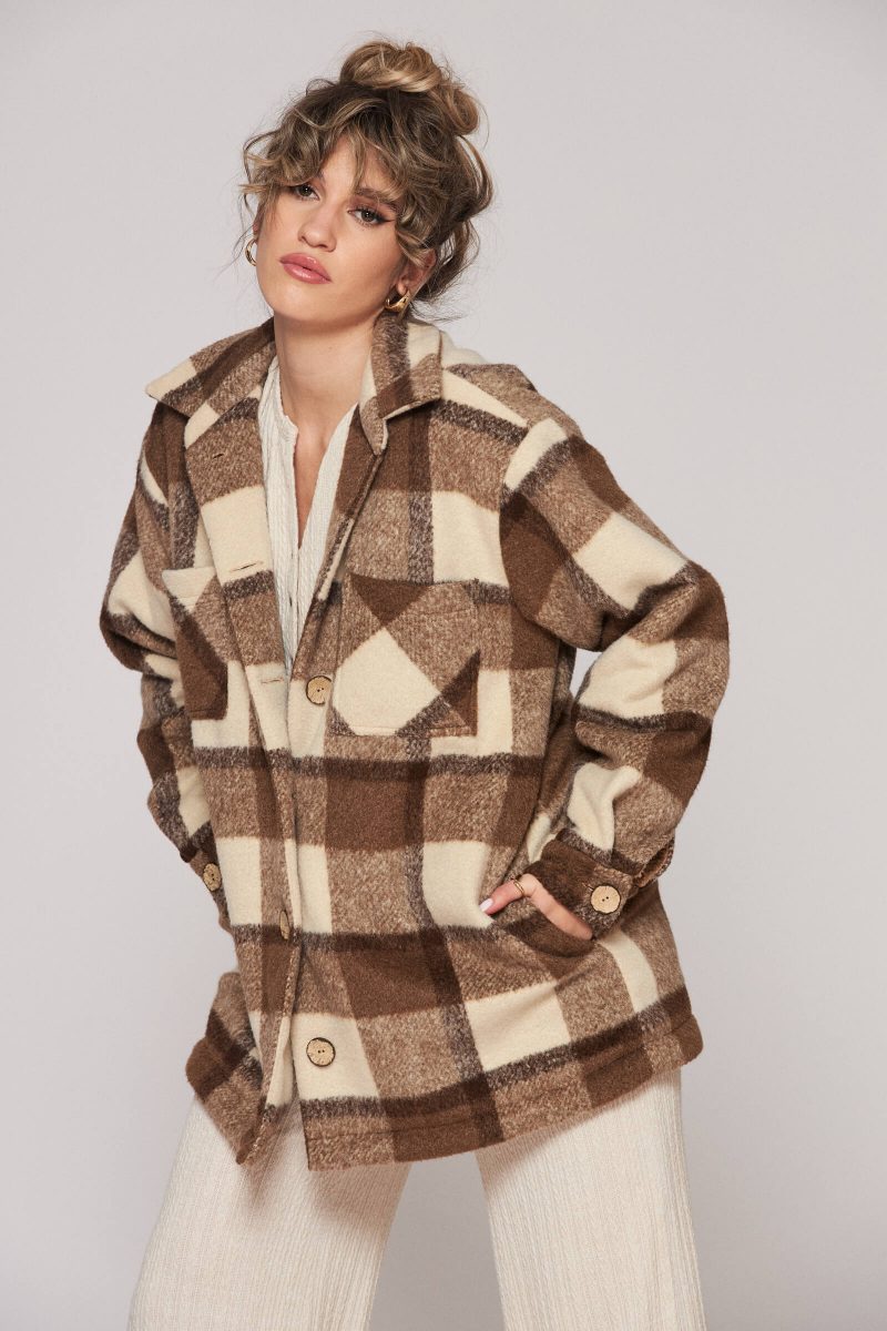 How often do you find yourself fantasizing about stealing your boyfriend's statement piece? There's just something so attractive about a good oversized fit and here at Gramma we're all about unisex aestethics. Keep yourself feeling warm and looking mysterious with this sharp plaid shirt jacket.