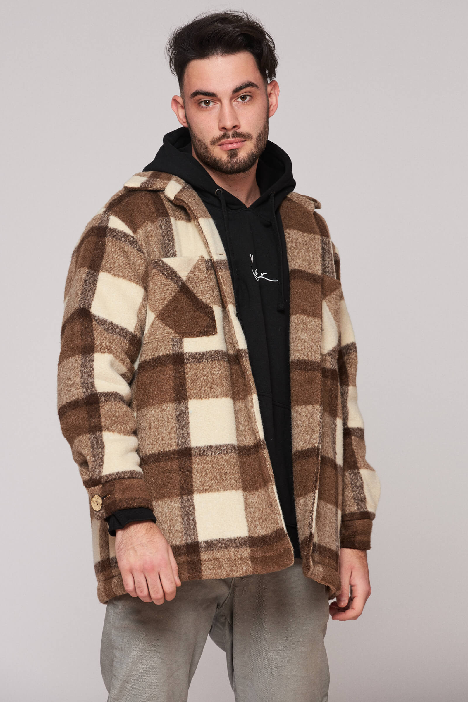 This season we decided to take things even more wild with our men aesthetics going full lumberjack. You can almost smell the crispy cold wind and hear the fire in tha back of a wooden cabin, can't you? Nothing says manly better than a well suited plaid jacket. Bring on the style hunting!
