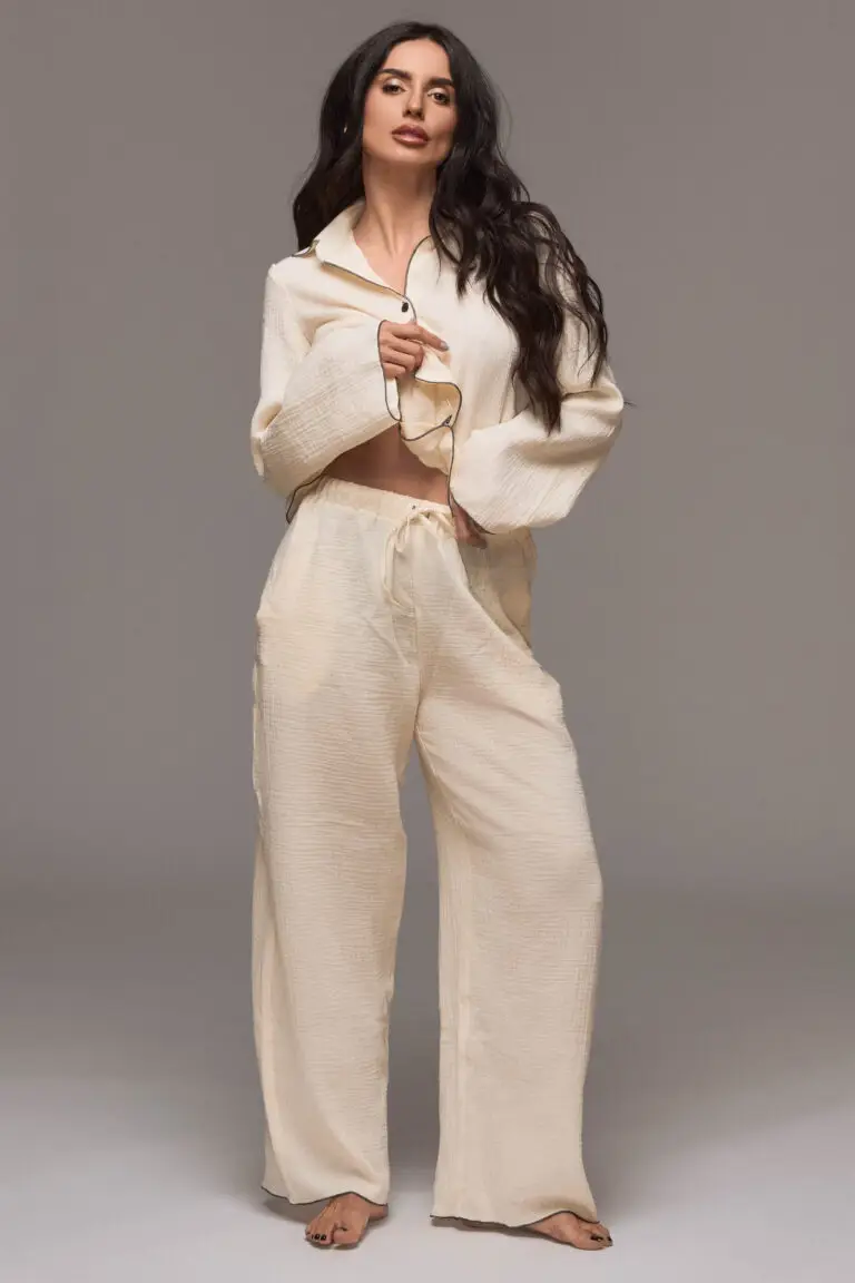 Outlet 31 Pijama Muselină Unt - Această Pijama din Muselină Unt a fost creată cu gândul la un singur lucru: găsirea materialului perfect, respirabil, care să transforme somnul într-o experiență profund relaxantă. Realizate din țesături complet naturale, pijamalele noastre din muselină adaugă o notă de rafinament ținutei de noapte, fiind în același timp extrem de blânde cu pielea și nevoile tale. Luxul unui somn de calitate este un privilegiu. - Compoziție: 100% bumbac muselină. Modelul are 173 cm și poartă mărimea Tall.
