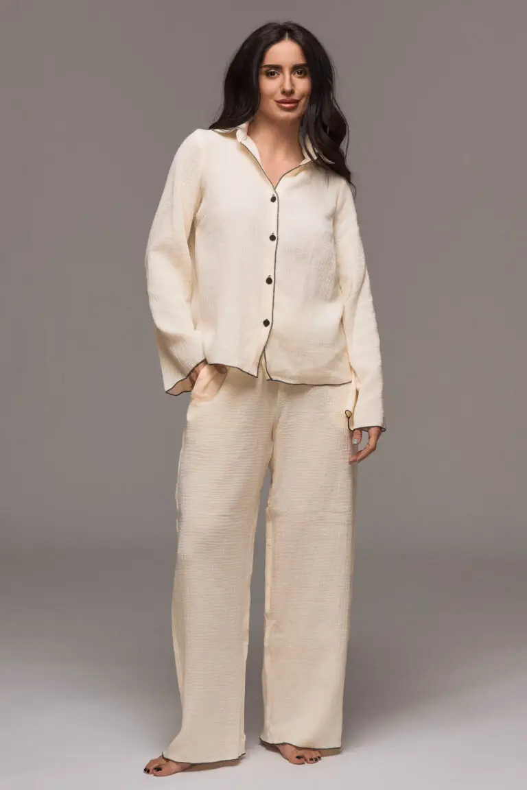 Outlet 32 Pijama Muselină Unt - Această Pijama din Muselină Unt a fost creată cu gândul la un singur lucru: găsirea materialului perfect, respirabil, care să transforme somnul într-o experiență profund relaxantă. Realizate din țesături complet naturale, pijamalele noastre din muselină adaugă o notă de rafinament ținutei de noapte, fiind în același timp extrem de blânde cu pielea și nevoile tale. Luxul unui somn de calitate este un privilegiu. - Compoziție: 100% bumbac muselină. Modelul are 173 cm și poartă mărimea Tall.